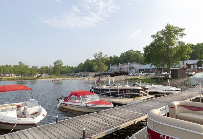 Отель Great Blue Resorts   Mccreary S Beach