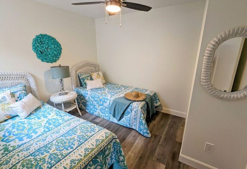 Отель Great Blue Resorts   Mccreary S Beach