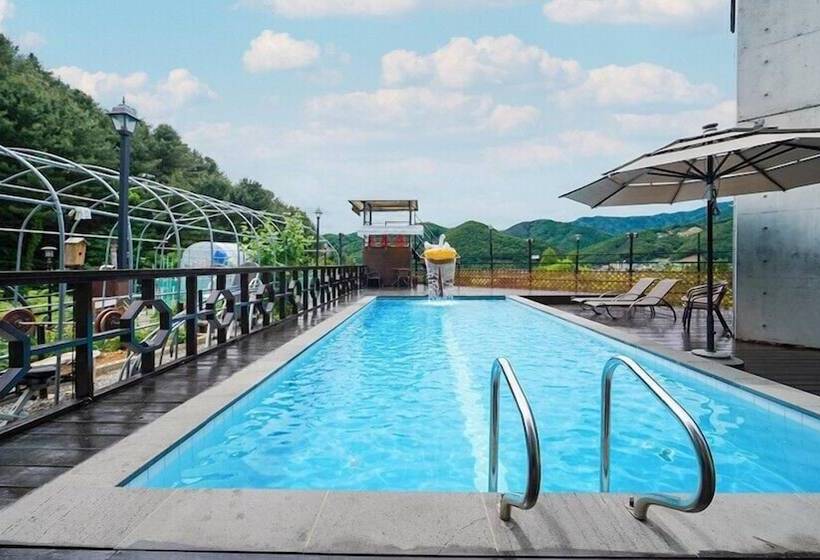 Panzió Asamo Poolvilla