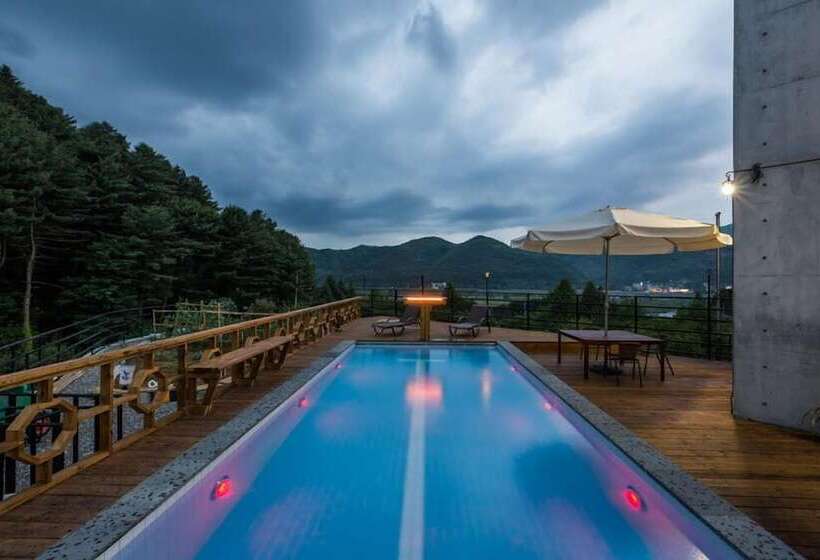 Panzió Asamo Poolvilla