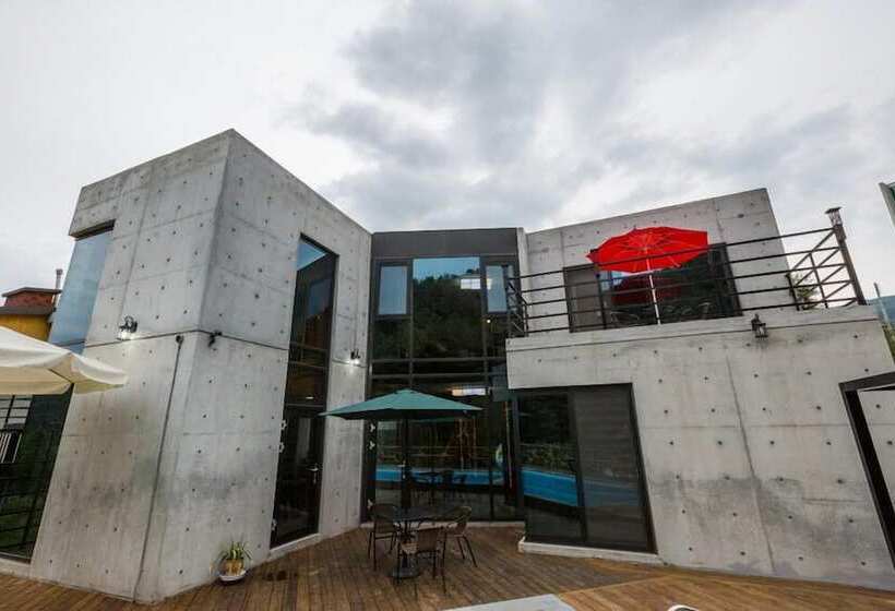 Panzió Asamo Poolvilla