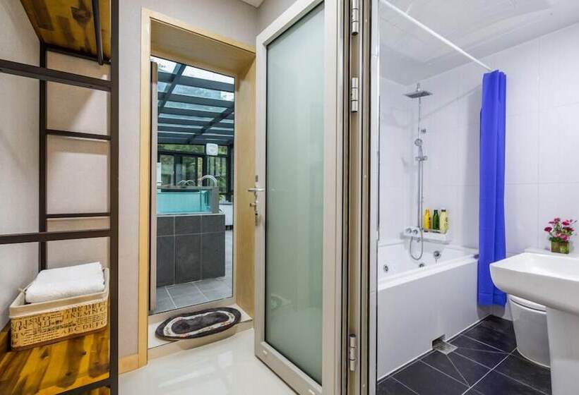 Panzió Asamo Poolvilla