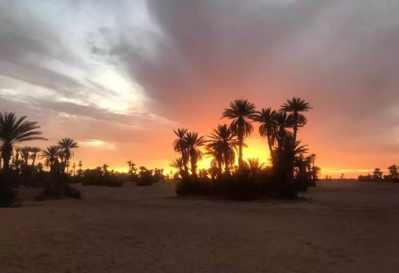 ペンション Sahara Trips