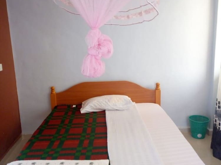 پانسیون Lefins Lounge