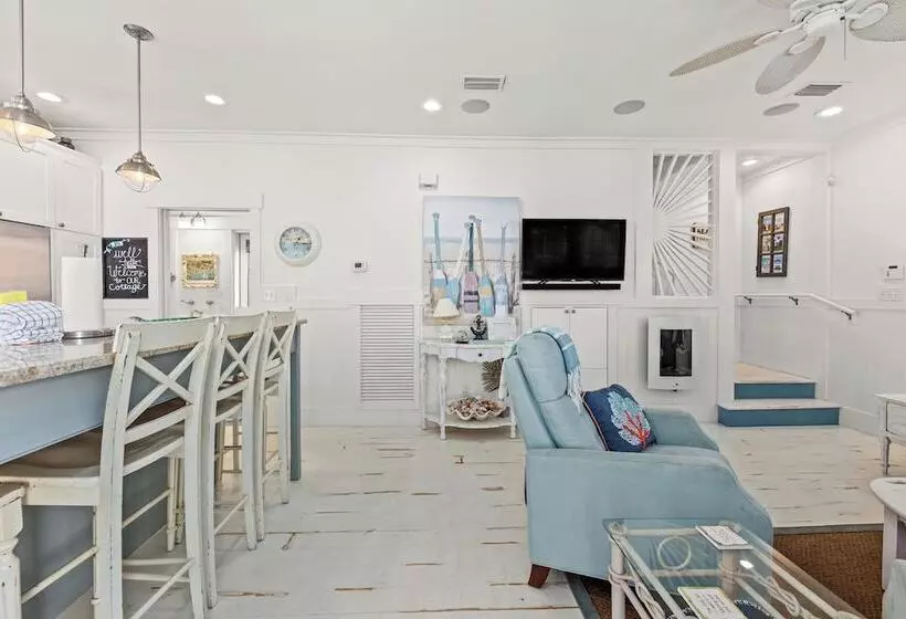 Quaint 2br/2.5ba Cottage Nestled Between 30a & Panama City Beach! Sleeps 6!