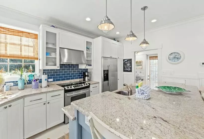 Quaint 2br/2.5ba Cottage Nestled Between 30a & Panama City Beach! Sleeps 6!