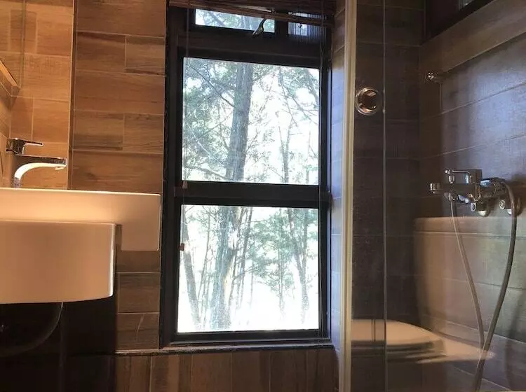 تختخواب و صبحانه Nine Trees Forest House