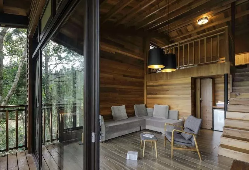 تختخواب و صبحانه Nine Trees Forest House