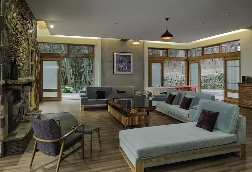 تختخواب و صبحانه Nine Trees Forest House