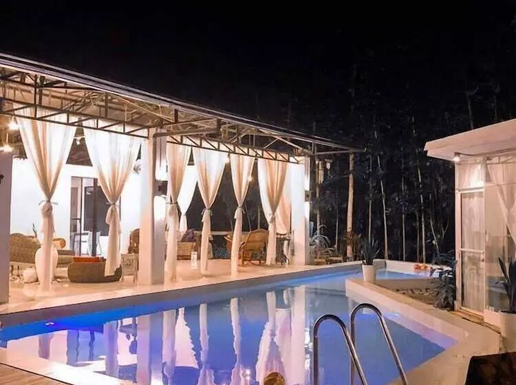 ホテル Balconahe Resto Camp