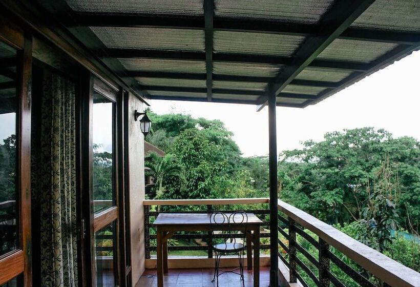 Kamayan Sa Palaisdaan Hotel And Resort