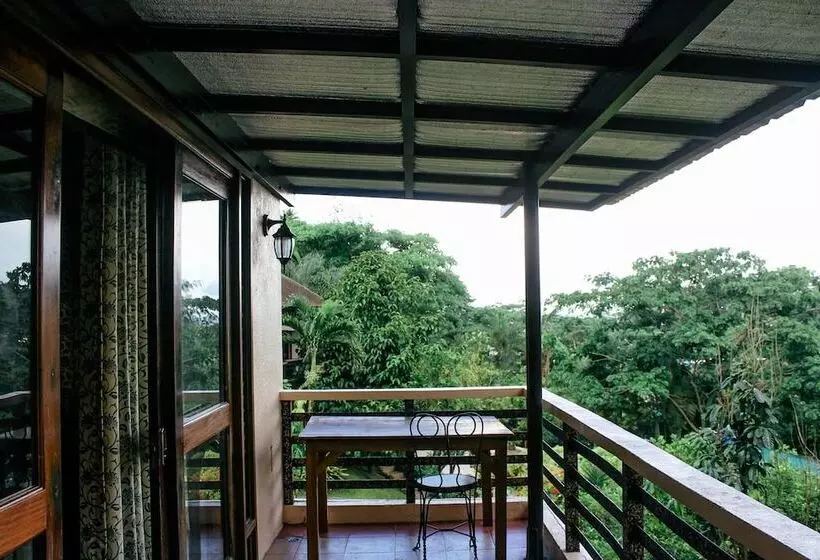 Kamayan Sa Palaisdaan Hotel And Resort