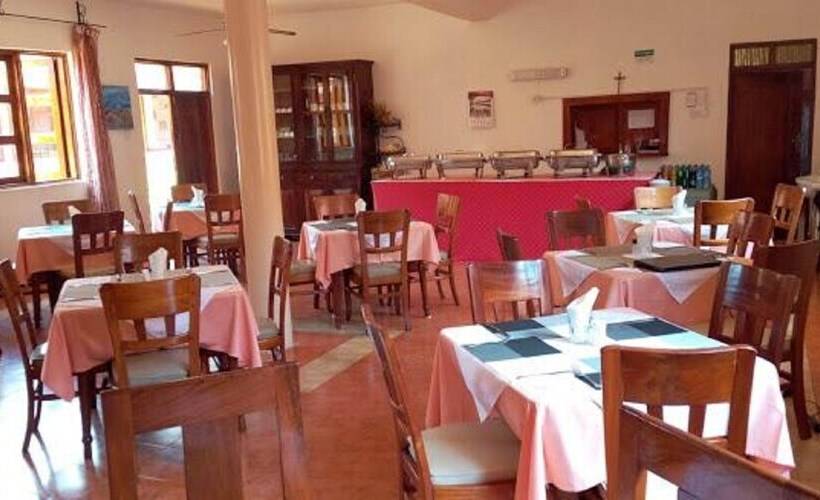 هتل Miryam Village Inn Safari Lodge