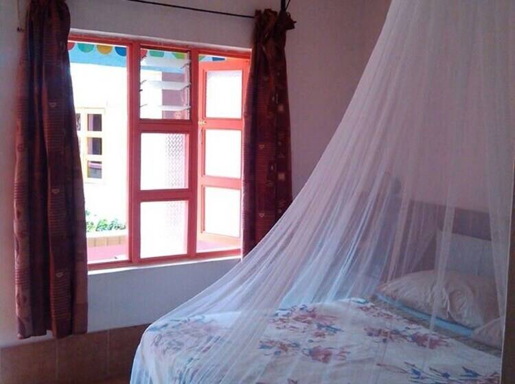 هتل Miryam Village Inn Safari Lodge