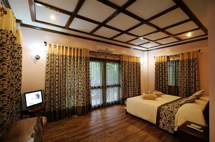 Kamayan Sa Palaisdaan Hotel And Resort