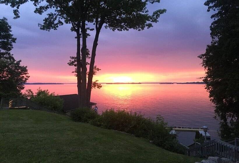 West Winds Motel & Cottages