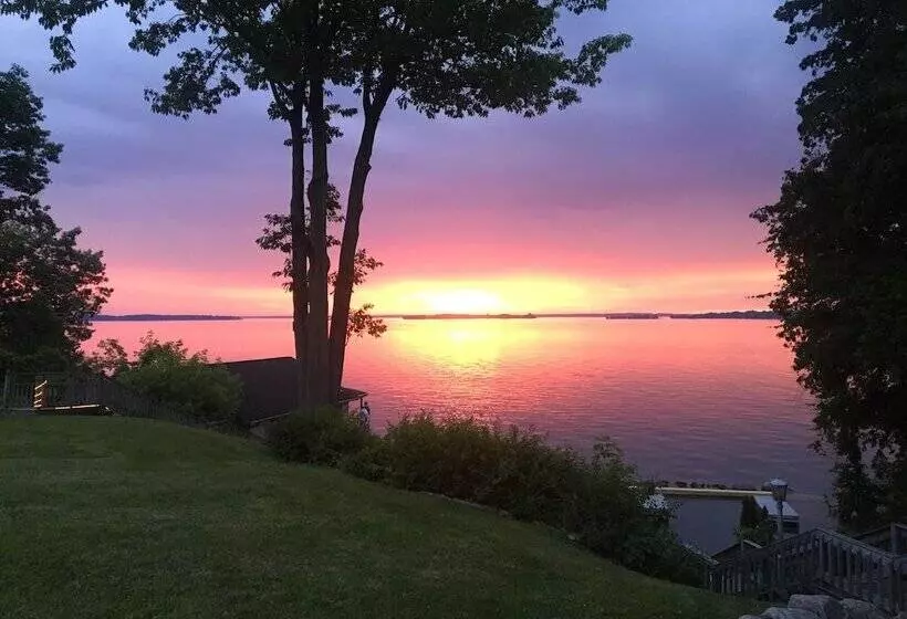 West Winds Motel & Cottages