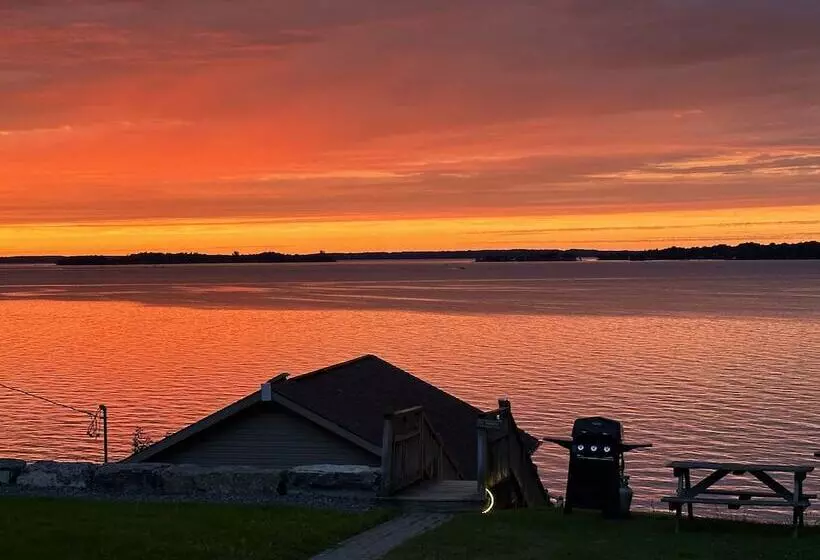 West Winds Motel & Cottages