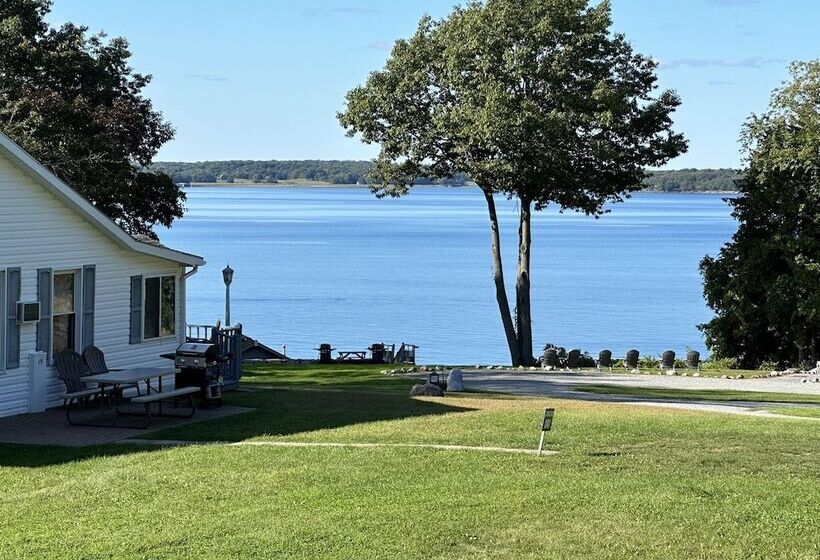 West Winds Motel & Cottages