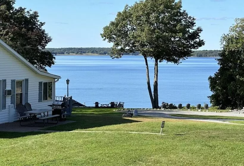 West Winds Motel & Cottages