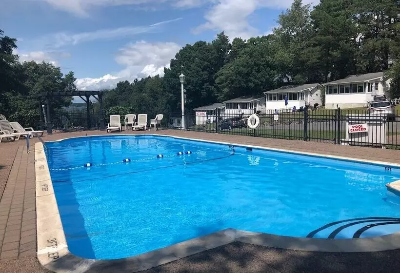 West Winds Motel & Cottages