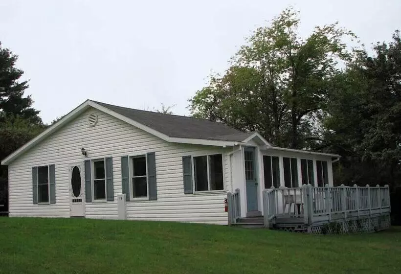 West Winds Motel & Cottages