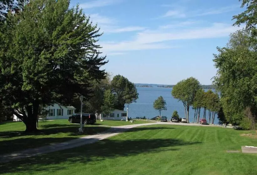 West Winds Motel & Cottages