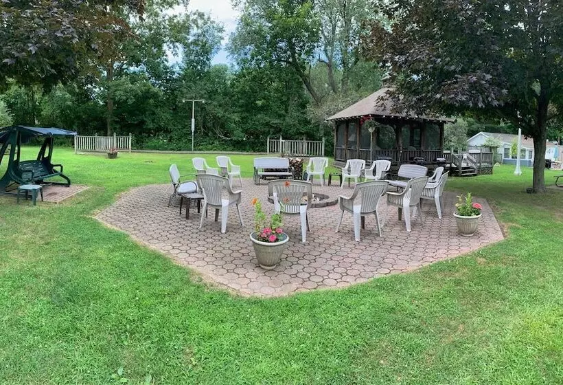 West Winds Motel & Cottages