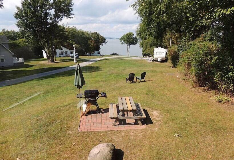 West Winds Motel & Cottages