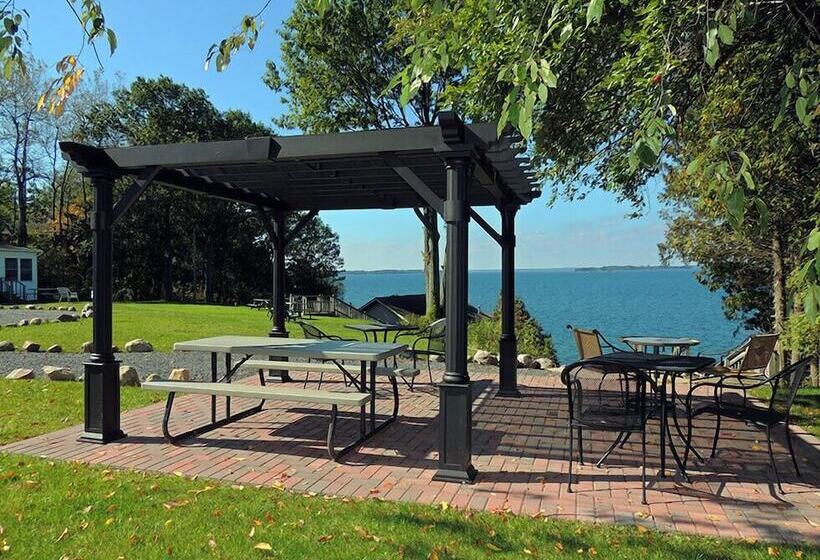 West Winds Motel & Cottages