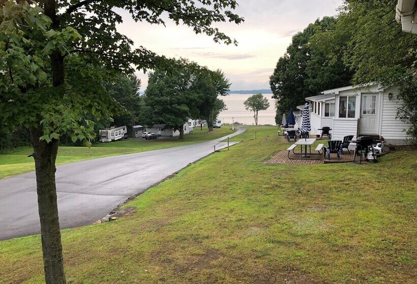 West Winds Motel & Cottages