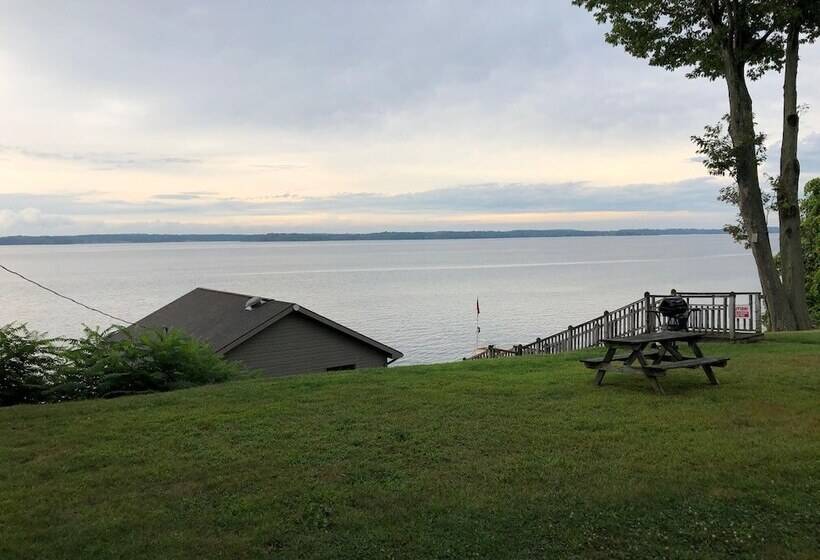 West Winds Motel & Cottages