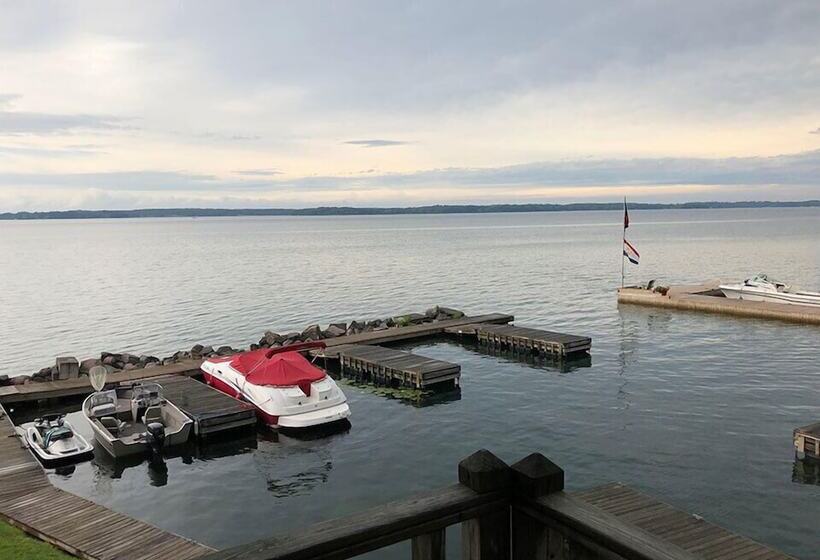 West Winds Motel & Cottages