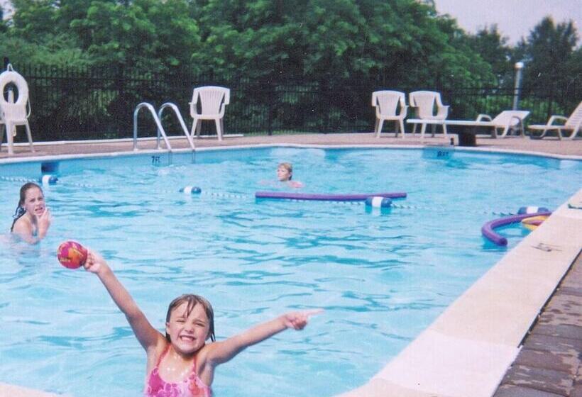 West Winds Motel & Cottages