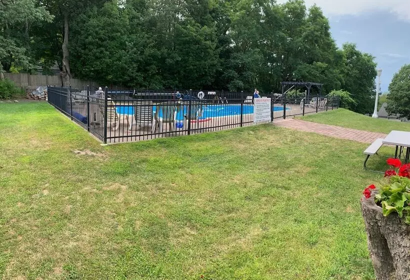 West Winds Motel & Cottages