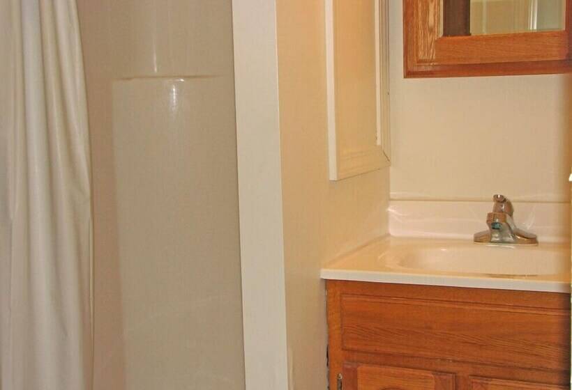 West Winds Motel & Cottages