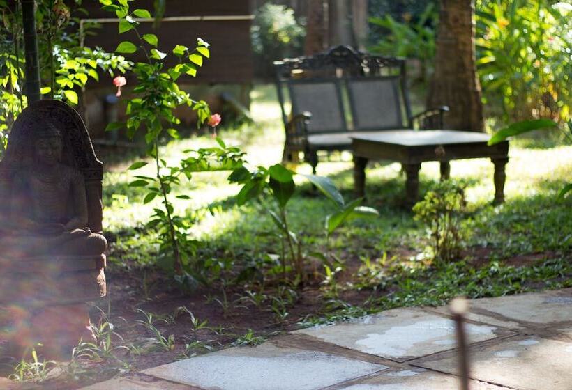 هتل Leela Cottages