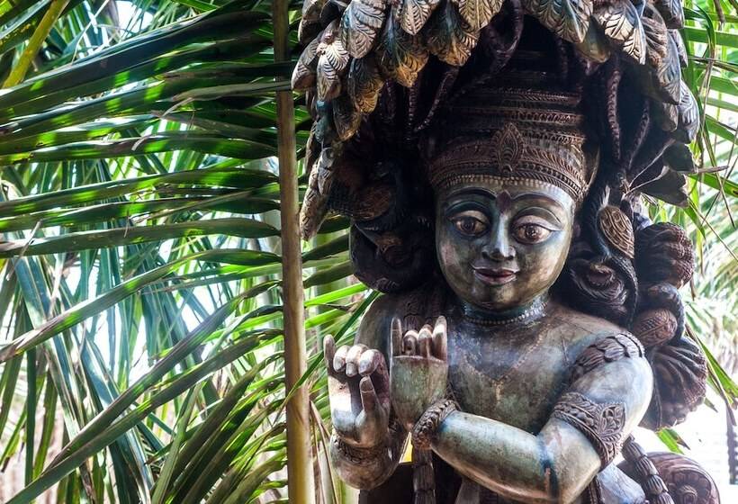 هتل Leela Cottages