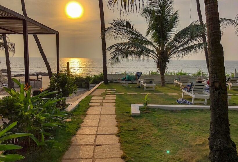 هتل Leela Cottages