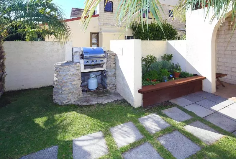 ホテル Onetangi Beach Apartments