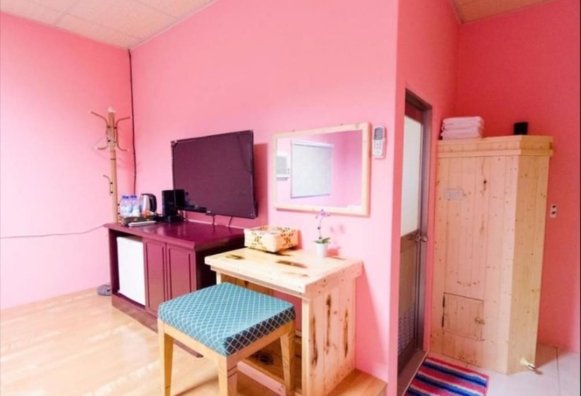 تختخواب و صبحانه Pthles Guest House