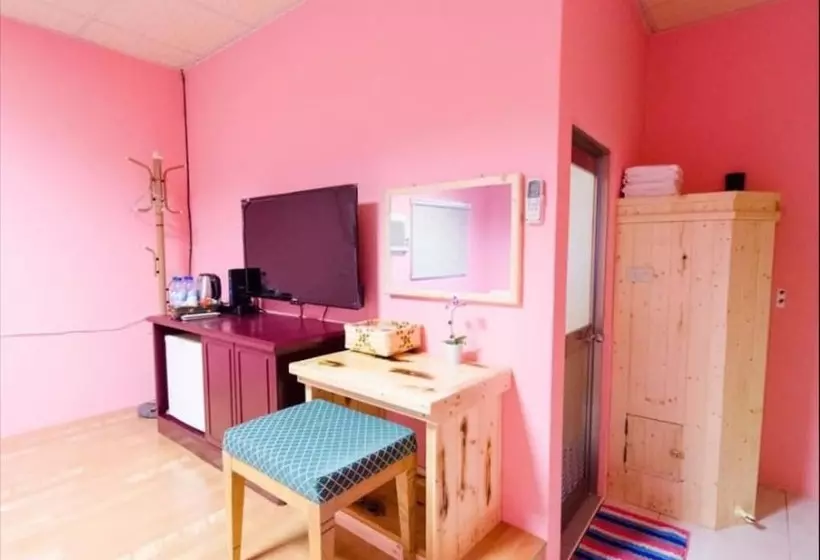 تختخواب و صبحانه Pthles Guest House