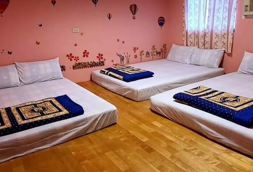 تختخواب و صبحانه Pthles Guest House