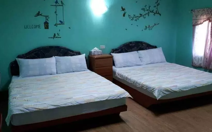 تختخواب و صبحانه Pthles Guest House