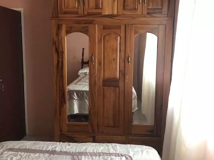 پانسیون Laura S Place