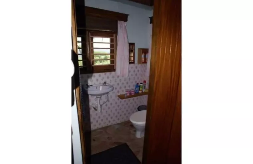 هتل Chimpanzee Forest Guest House