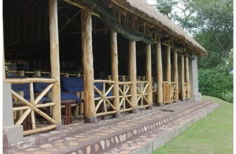هتل Chimpanzee Forest Guest House