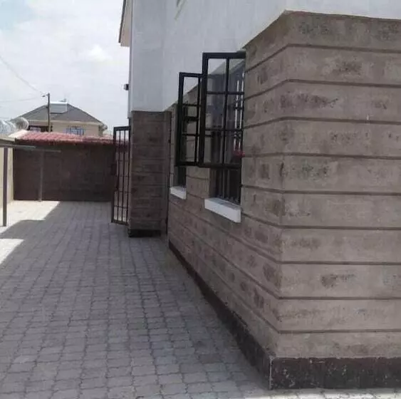 هتل Lewisky Homestays And Tours