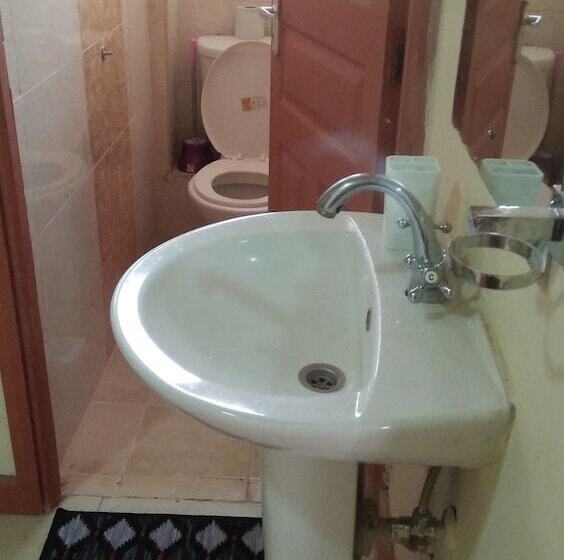 هتل Lewisky Homestays And Tours