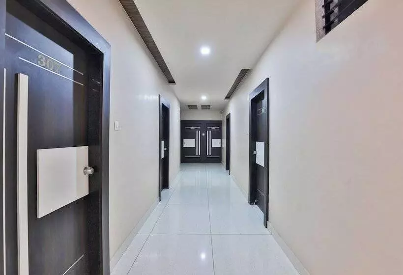 هتل Oyo 18807 Vrajbhoomi
